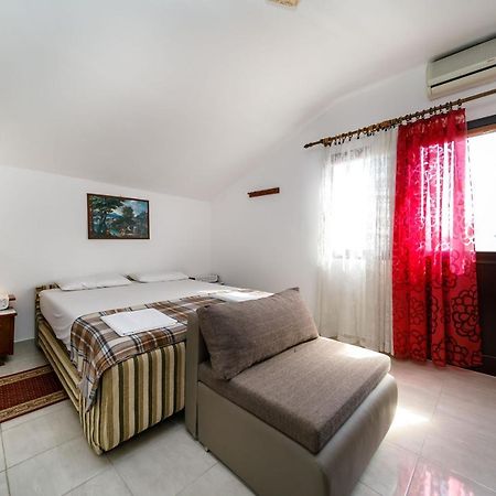 Marie I Nikola Apartment Krk Town Bagian luar foto