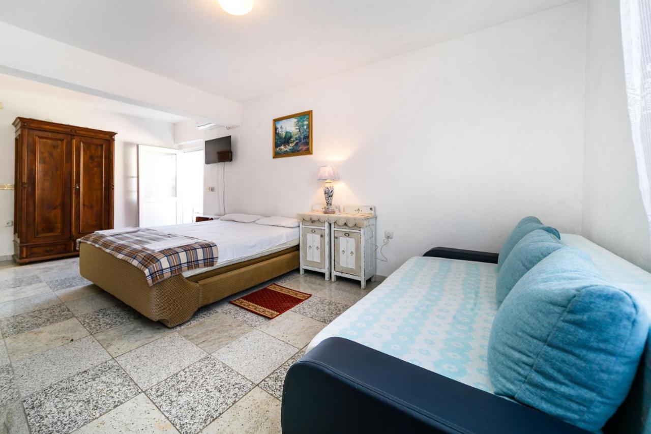 Marie I Nikola Apartment Krk Town Bagian luar foto